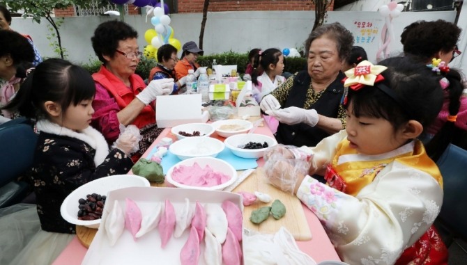 추석 명절을 맞아 부모님께 드릴 선물을 고민하고 있다면 용돈 대신  보험을 주목해볼 필요가 있다. 사진=뉴시스