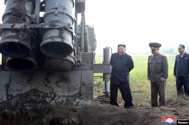 북한 김정은 국무위원장이 10일 초대형 방사포 시험사격을 현지 지도하고 있다. 사진 조선중앙통신