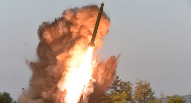 북한이 10일 시험 사격한 초대형 방사포의 포탄이 발사되고 있다. 사진=조선중앙통신