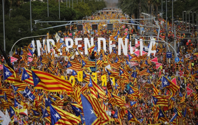 현지시간 11일 스페인 북동부 카탈루냐 자치주의 주도 바르셀로나에서 독립파의 거대한 깃발을 내걸고 행진하는 시위참가자들.