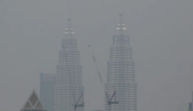 말레이시아 쿠알라룸푸르에 위치한  페트로나스 트윈타워(Petronas Twin Towers)가 스모그에 가려져 있다. 사진=펄스티비(PURSE)