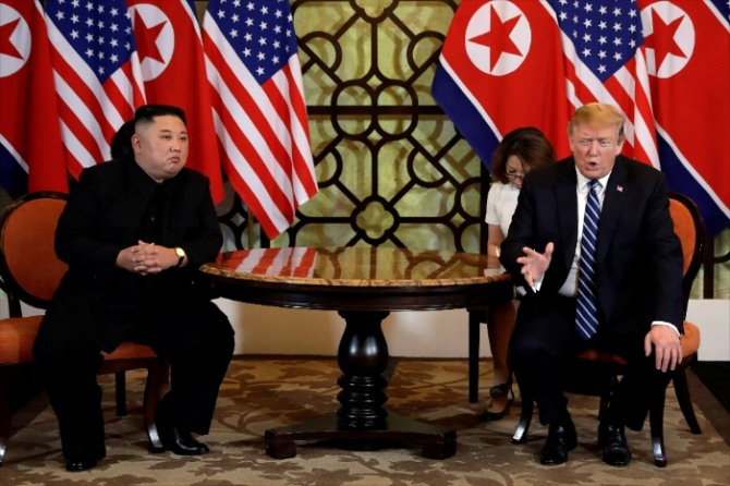 지난 2월 말 베트남 하노이에서 열린 '2차 북미 정상 회담'에 나선 김정은 북한국무회위원장과 도널드 트럼프 미국 대통령. 사진=뉴시스