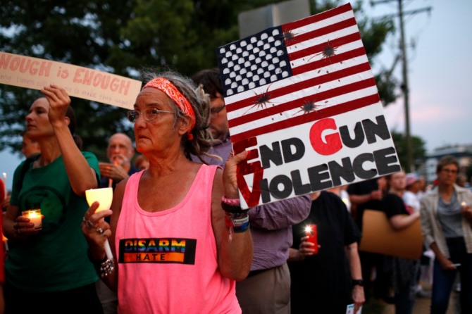산디 리스코가 지난 8월 5일(현지시간) 버지니아주 페어팩스에 위치한 전미총기협회(NRA) 본부 앞에서 열린 총격 사건 희생자 철야 집회에 참여한 모습. 사진=뉴시스