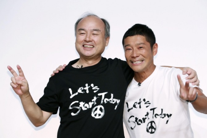 '조조'(ZOZO) 창업자인 마에자와 유사쿠 사장(오른쪽)이 12일 퇴임을 발표한 뒤 손정의 소프트뱅크그룹 회장과 어깨동무를 한 채 기념사진을 찍고 있다.