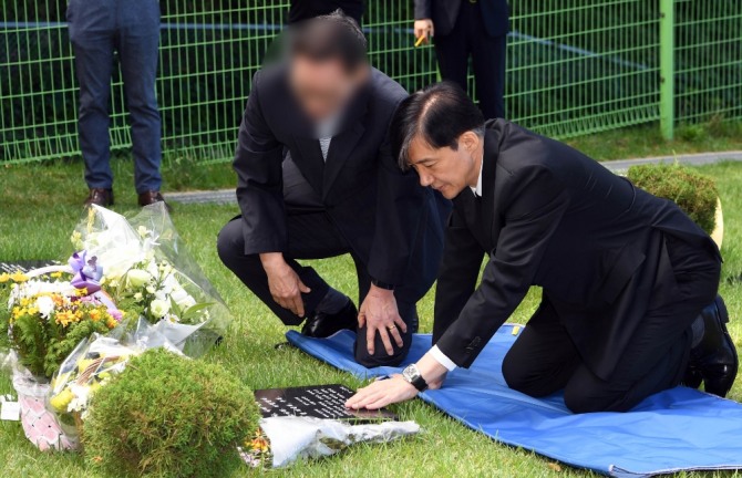 조국 법무부 장관이 추석 연휴인 14일 오전 부산 기장군 부산추모공원을 방문, 상관의 폭언 등을 견디지 못하고 2016년 극단적인 선택을 한 고 김홍영 전 검사의 묘소를 참배하고 있다. 사진=뉴시스