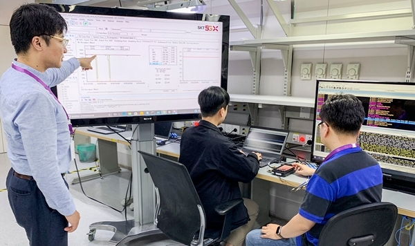 SK텔레콤 매니저들이 '5G SA' 데이터 통신을 하고 있는 모습. 사진=SKT.