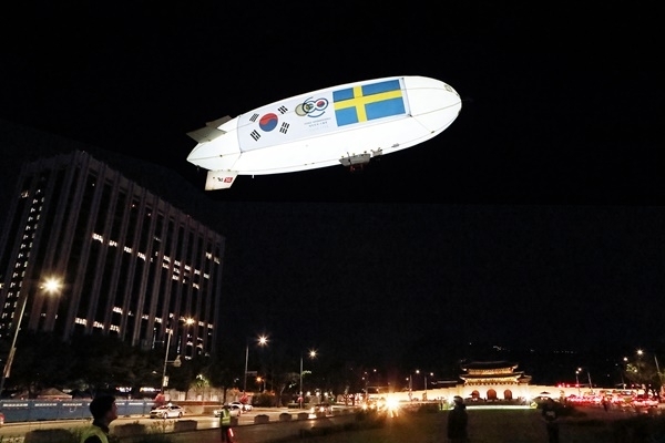 KT가 이통사중 최초로 세계 관광기구 협력회원으로 가입했다.스웨덴 스톡홀름과 5G로 연결된 KT 5G 스카이십이 서울 광화문 광장 상공을 비행하고 있다. 사진=KT