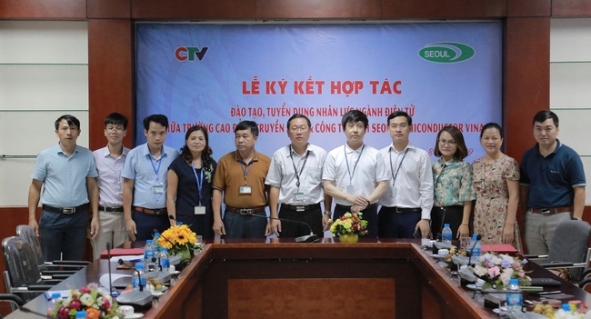 베트남 교육 전문 TV대학과 서울반도체는 '전기전자부품 조립분야 실무교육 및 인재확보'를 위한 정보화 교육에 협력하는 양해각서를 체결하고 기념사진을 찍고 있다. 사진=베트남VTV뉴스 