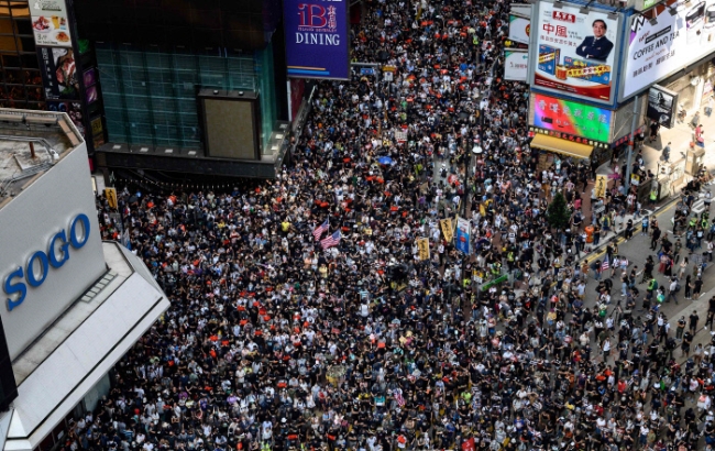 ‘범죄인 인도’ 조례개정안의 완전철회에도 식지 않는 홍콩의 반정부시위. 사진은 15일 열린 대규모시위의 모습.