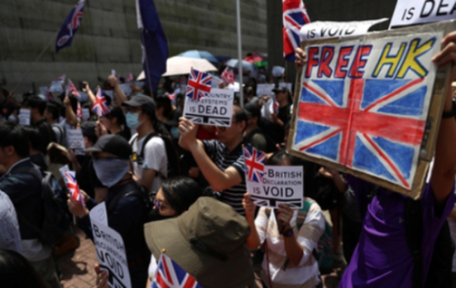 홍콩의 영국 총영사관 앞에서 15일 구 식민지시대 시민권을 가진 군중들이 홍콩반환의 당사자인 영국의 책임을 묻고 있다. 