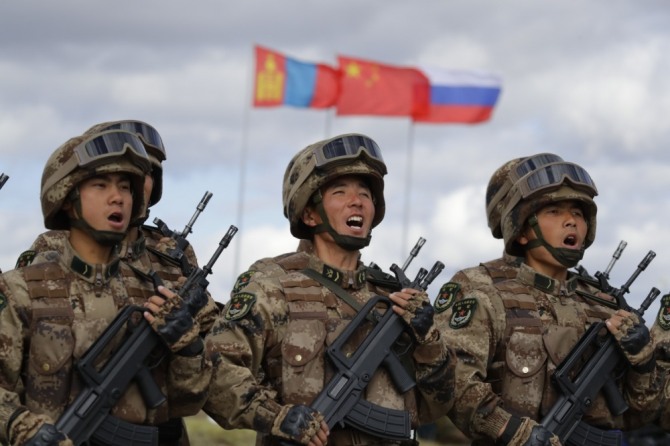 지난해 러시아 동시베리아에서 열린 중러 군사훈련에 참가한 중국인민해방군 부대원들.사진=SCMP