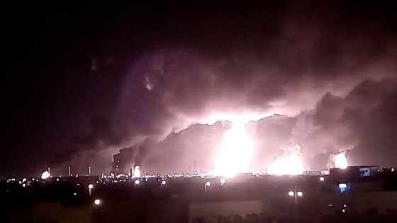 사우디아라비아의 주요 석유 시설과 유전이 무인기(드론) 공격을 받아 화재에 휩싸였다.사진=뉴시스