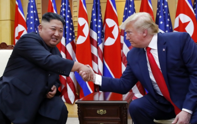사진은 지난 6월 북미 판문점 회담 때의 김정은 북한 국무위원장(왼쪽)과 트럼프 미국 대통령(오른쪽).