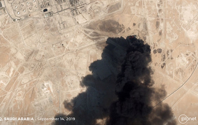 사진은 16일 사우디가 공개한 피격직후의 석유시설 위성사진.