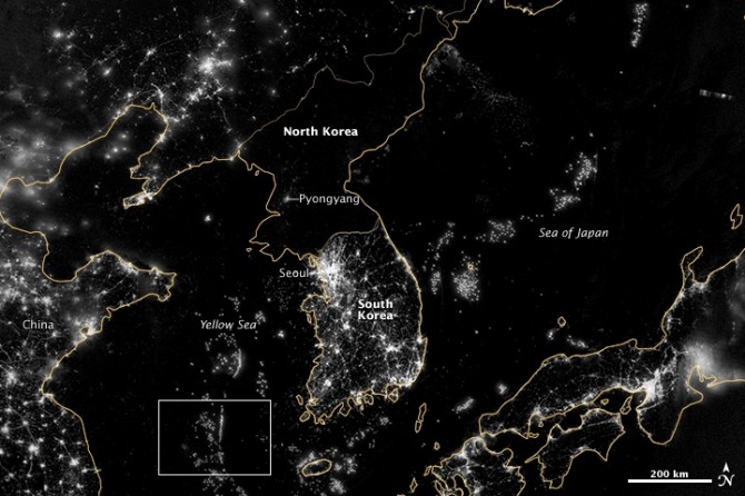 휘황찬란한 남한과 달리 암흑천지 북한을 보여주는 미항공우주국(NASA) 인공위성 사진. 사진=NASA