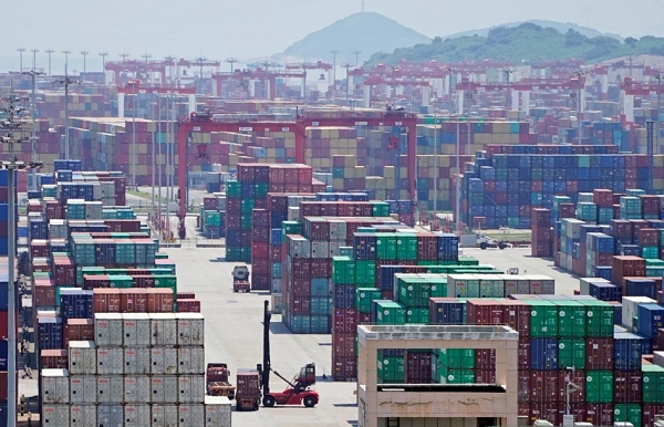 중국 상하이항에 수출을 기다리는 컨테이너들. 