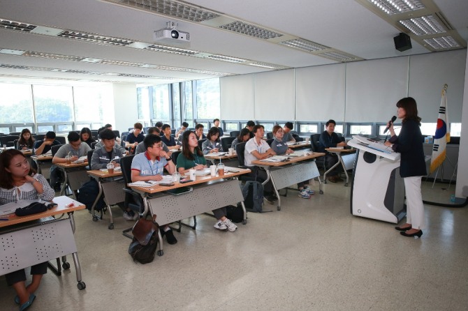 회계직무 관련 실무자 72명이 옥포조선소 오션프라자에서 회계전문가 교육을 듣고 있다. 사진=대우조선해양