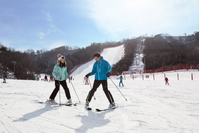 리조트업계가 겨울 채비에 돌입하면서 스키 시즌권을 판매한다. 사진=글로벌이코노믹 DB