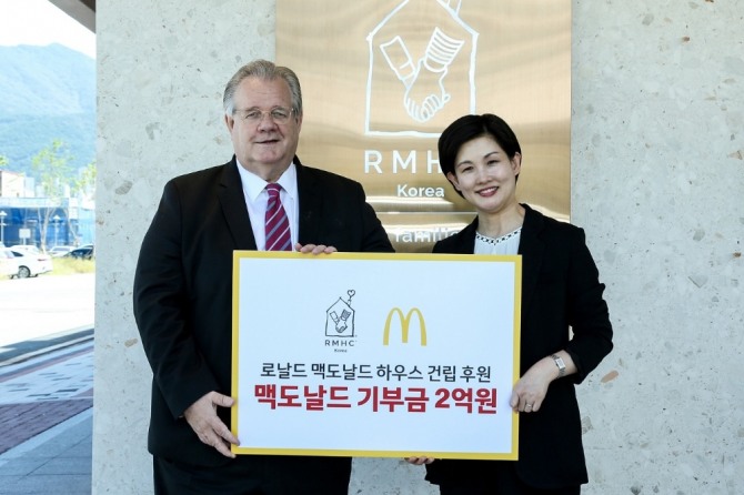 한국 RMHC의 최대 후원사인 한국맥도날드의 조주연 사장(오른쪽)이 한국 RMHC 제프리 존스 회장에게 기부금을 전달하고 있다. 사진=맥도날드
