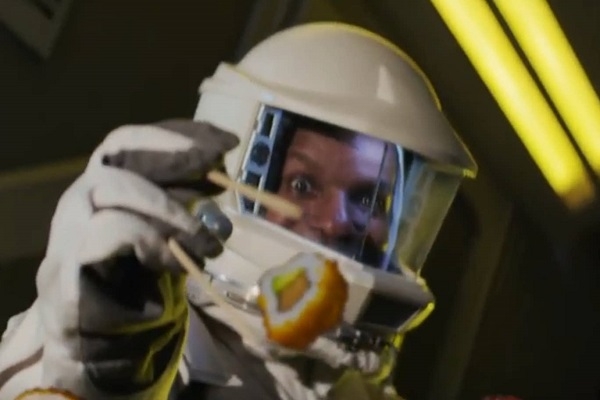 우주인이 음식배달을 받는 장면을 보여주는 딜리버루 TV광고 장면.