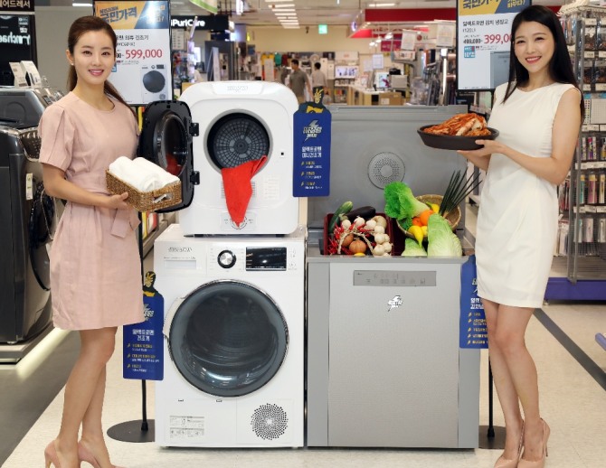 이마트 성수점 가전 매장에서 모델들이 에브리데이국민가격 김치냉장고와 건조기를 소개하고 있다. 사진=이마트