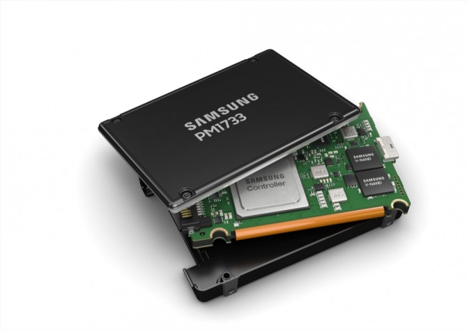 삼성전자가 역대 최고성능의 SSD 신제품 19종을 출시했다. 초고용량 SSD 2.5인치 U.2. 사진=삼성전자