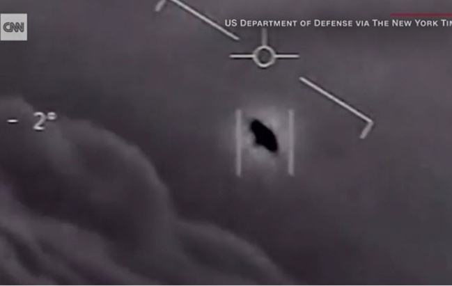 사진은 미 해군이 파일럿 훈련 중에 포착한 UFO의 모습.