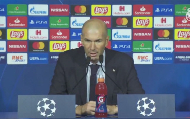레알 마드리드의 지단 감독이 현지시간 18일 PSG와의 경기에서 완패를 당한 후 이를 인정하는 기자회견을 하고 있다.