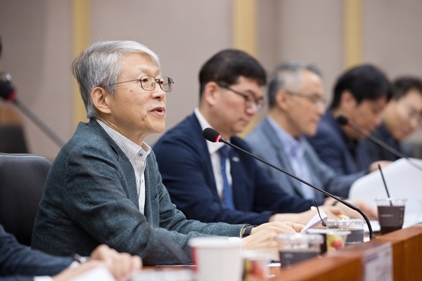 최기영 과학기술정보통신부 장관이 20일 오후 대전광역시 유성구 한국화학연구원에서 열린