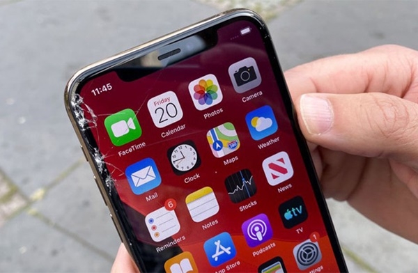 뉴욕 5번가 애플스토어에서 20일 아이폰프로를 사려고 줄서있는 사람들 앞에서 바지주머니(뒷주머니) 높이에서 떨어뜨린 아이폰11프로의 깨진 스크린. 사진=톰스 가이드