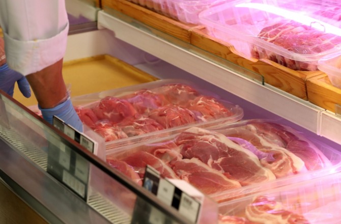 20일 기준 전국 돼지고기 평균 도매가격은 kg당 5017원으로 전일 대비 13.9% 떨어졌다. 사진=뉴시스