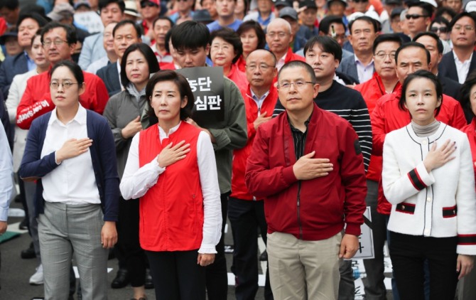  21일 오후 서울 종로구 세종대로에서 자유한국당이 주최한 조국 법무장관 규탄 집회에서 황교안 대표, 나경원 원내대표 등 참가 당원들이 국민의례를 하고 있다. 사진=뉴시스