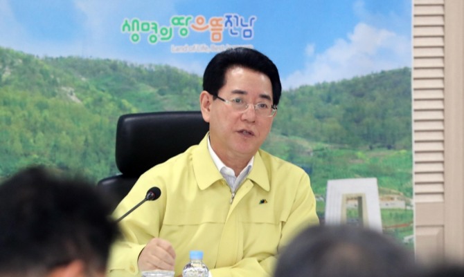 제17호 태풍 '타파' 북상에 따른 긴급 상황판단 회의를주재하는 김영록 전남지사. 사진=뉴시스
