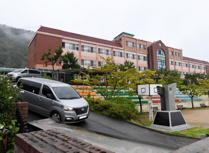 지난달 27일 검찰 차량이 경남 창원시 진해구 웅동중학교 압수수색을 마친 뒤 교문을 나서고 있다. 사진=뉴시스