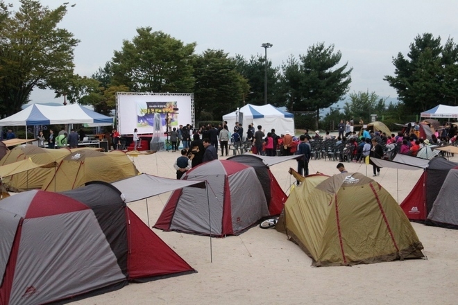 은행1동 은토리마을이 올해 처음으로 주최한 달빛 축제가 관내 자혜 공원에서 이날 펼쳐졌다. 가족 아영 행사인 달빛 축제는 가족 노래 자랑에 이어 마술쇼 등 각종 공연이 진행됐다. 사진=글로벌 이코노믹 정수남 기자