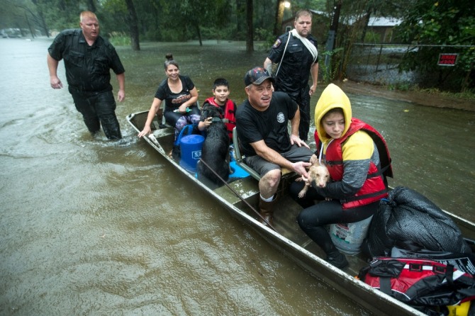 열대 저기압 '이멜다'가 부른 홍수로 대피하는 미국 텍사스 주민들 (AP=연합뉴스)