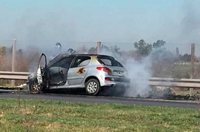푸조가 이탈리아 산 로렌조 인근 고속도로에서 화재가 발생해 연기가 나고 있다. 사진=SL24