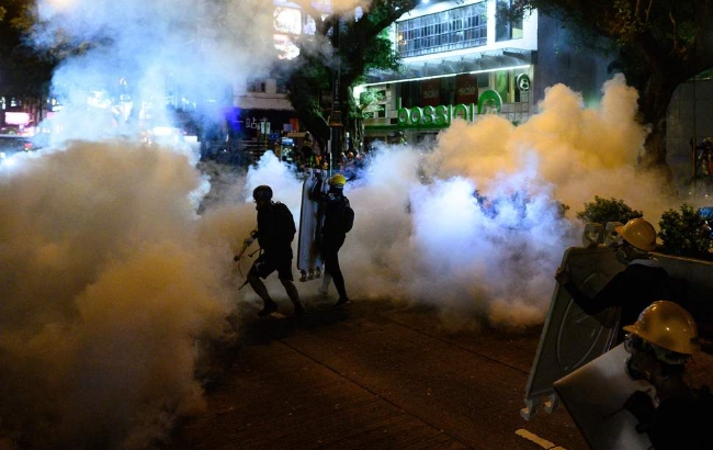 홍콩에서 민주파 반정부시위 참가자들에게 최루탄을 쏘는 경찰 기동대원들.
