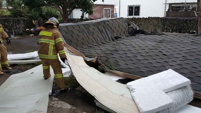 소방대원이 22일 오후 제주 서귀포시 법환동에서 제17호 태풍 ‘타파’로 지붕이 내려앉은  주택에 대해 안전조치를 취하고 있다. 사진=뉴시스