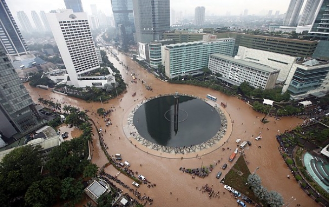 인도네시아 수도 자카르타가 지반침하로 2050년에는 도시 전체의 3분의 1이 수몰될 것이라는 전망이 나오고 있다.