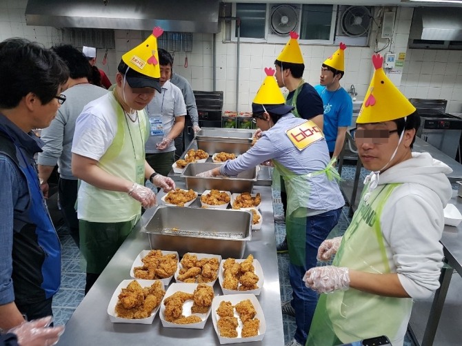 치킨대학을 찾은 가맹점주들이 조리실습을 하고 있다. 사진=제너시스BBQ