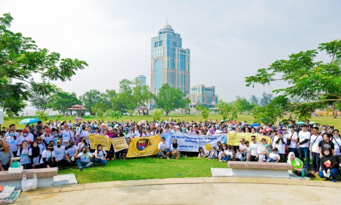 대한항공 임직원, 말레이시아 관광청, 환경 문화부, NGO 자원 봉사자 등이 말레이시아 코타키나발루 해안에서 환경보호활동을 펼친 후 기념촬영을 하고있다. 사진=대한항공