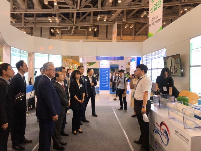 한국가스안전공사가 18~20일 부산 벡스코에서 열린 '2019 국제환경에너지산업전에 참가해 무선 스마트 안전제어 기술과 수소 안전 관련 최신 기술을 선보였다. 사진=한국가스안전공사 