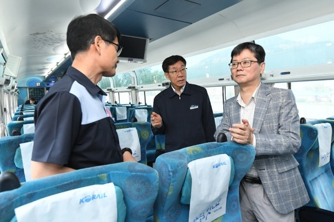 한국철도공사(코레일) 손병석 사장(오른쪽에서 1번째)이 지난 5월 강원도 아우라지역을 방문해 정선아리랑열차 객실을 둘러보고 있다. 사진=한국철도공사