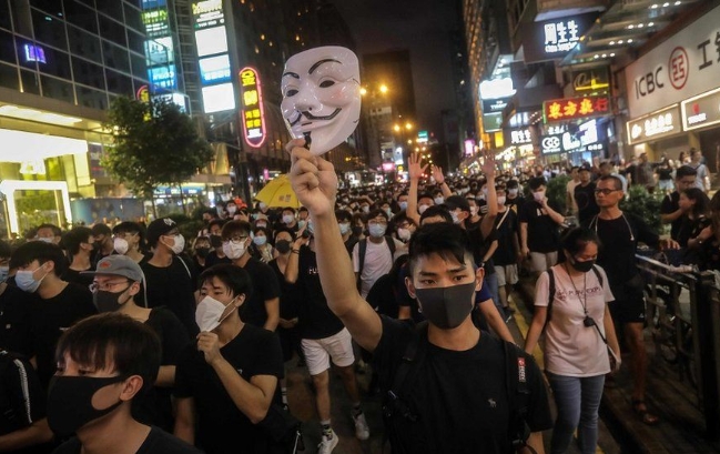 홍콩정부가 반정부시위의 동력을 약화시키기 위해 '복면금지법'을 추진하고 있는 것으로 알려졌다.
