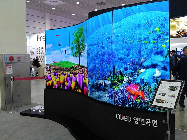 OLED 디스플레이로 만들어진 대형 TV.