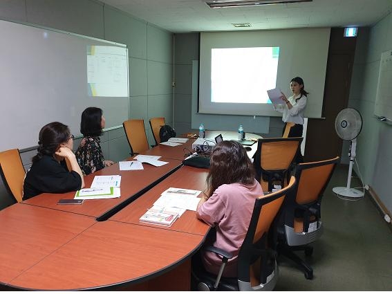 한국시설안전공단 콜센터 직원들이 성능평가의 기본적인 이해 및 민원사례 관련 교육을 받고 있는 모습. 사진=한국시설안전공단 