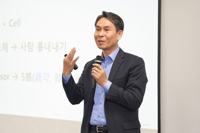 박용인 삼성전자 시스템LSI사업부 센서사업팀 부사장이 지난 5월 출입 기자들에게 아이소셀 시리즈를 소개하고 있다. (사진=삼성전자 제공)