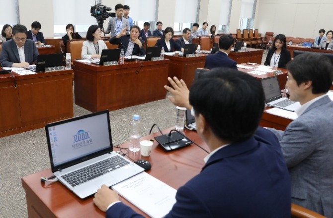 국회 교육위원회는 전체회의를 열어 '초·중등교육법 개정안'과 '지방교육재정교부금법 개정안'을 24일 의결했다. 사진=뉴시스