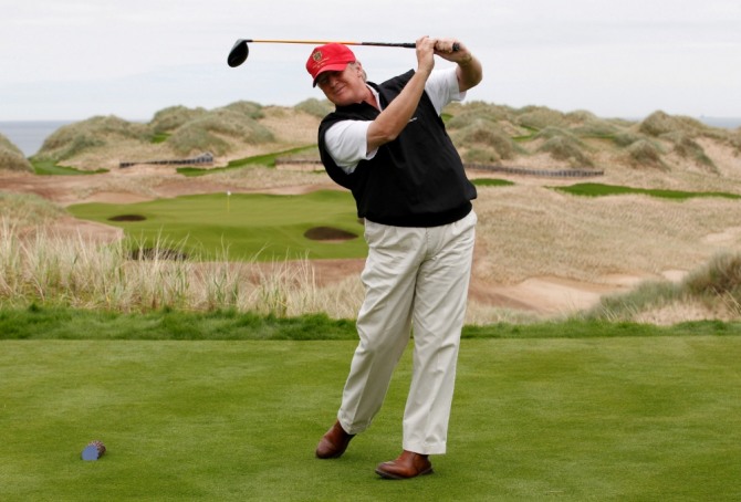 도널드 트럼프 대통령이 애버딘 인근 트럼프 인터내셔널 골프링크 13번 티에서 스윙 연습을 하고 있다. 사진=로이터/뉴스1